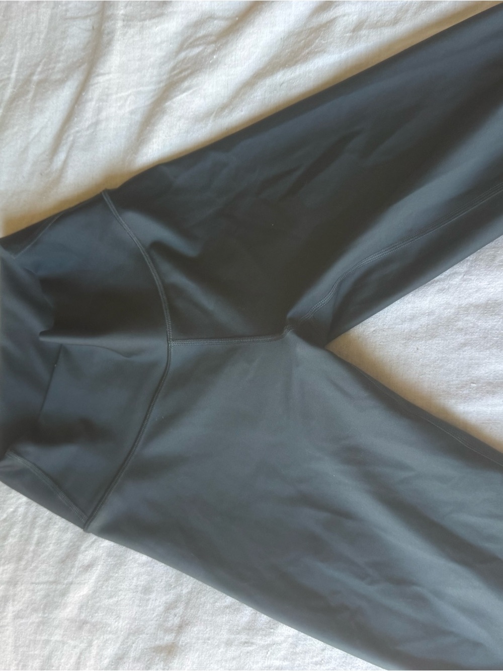 ALO Yoga High-Waist Black Leggings - Picture 3 of 4